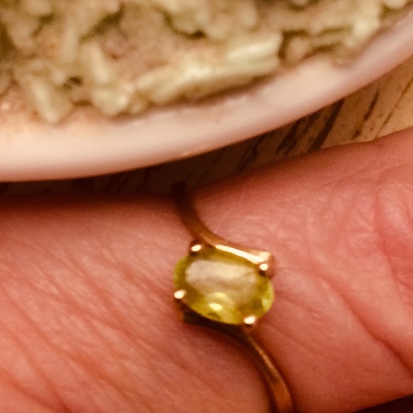 Vintage,, Peridot birthstone ring, size 5 1/2 appx., in 10K yellow gold - Picture 3 of 4